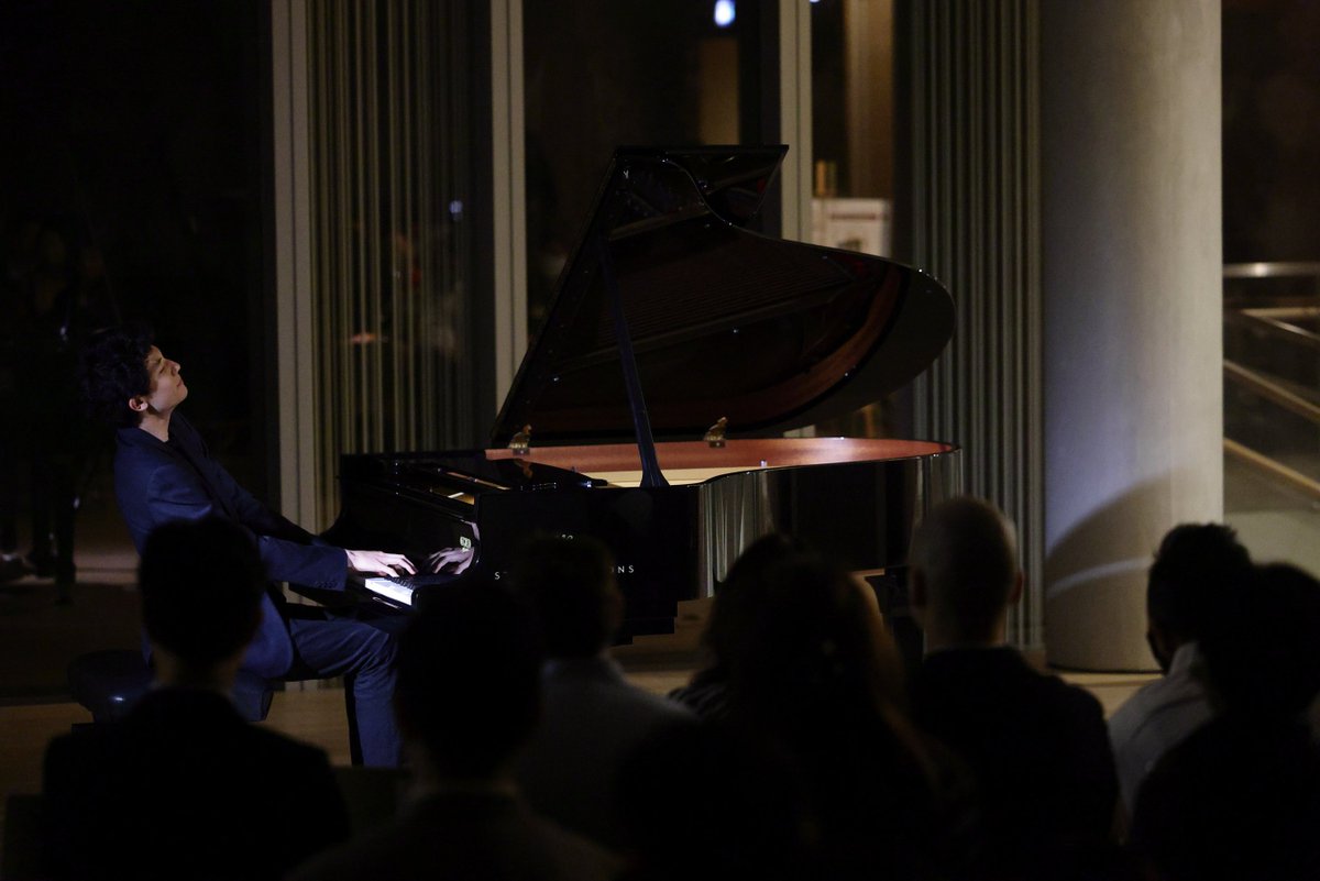 UChicagoHK's tweet photo. Canadian pianist Tony Siqi Yun delivered his passionate interpretation of Bach, Liszt, and Beethoven to the @UChicagoHK on Nov 25. It was a memorable evening for all!
#UChicago #MountDavis #Heritage #HeritageSite #LiveMusic #Recital #TonySiqiYun #Piano #Pianist #ClassicalMusic https://t.co/moHpYH3n4j