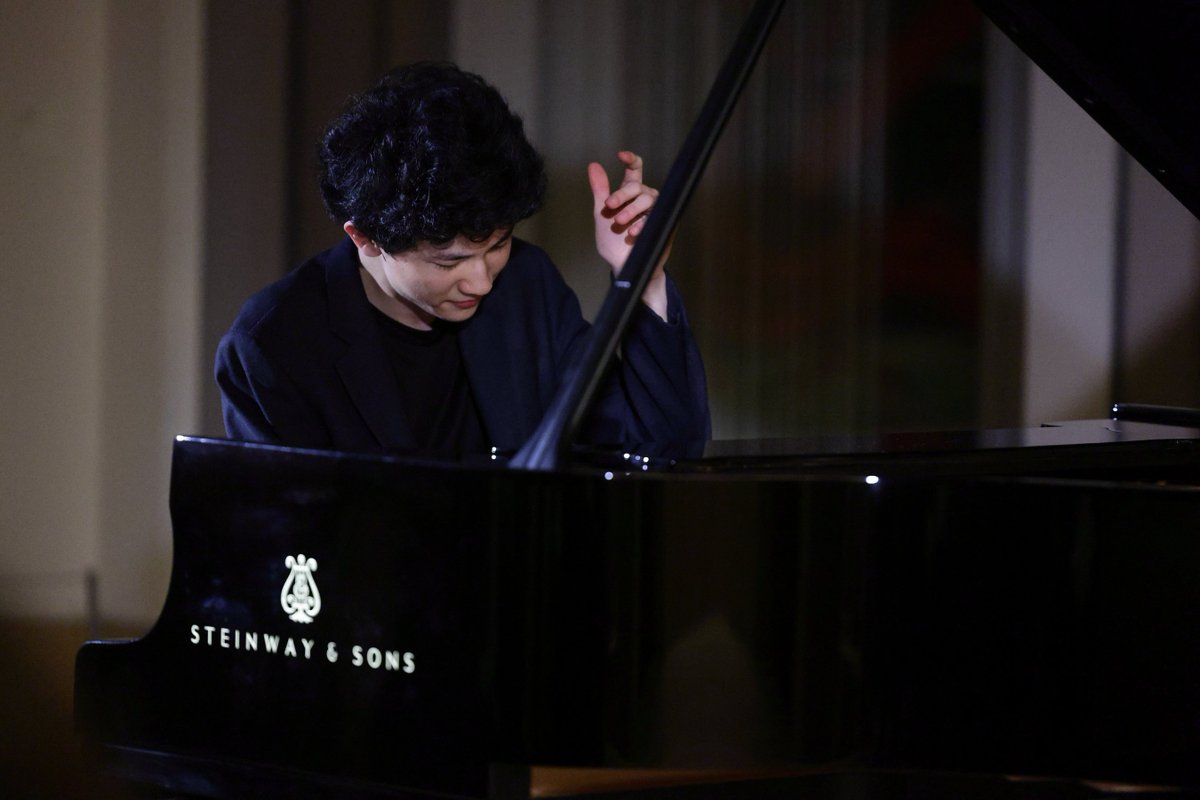 UChicagoHK's tweet photo. Canadian pianist Tony Siqi Yun delivered his passionate interpretation of Bach, Liszt, and Beethoven to the @UChicagoHK on Nov 25. It was a memorable evening for all!
#UChicago #MountDavis #Heritage #HeritageSite #LiveMusic #Recital #TonySiqiYun #Piano #Pianist #ClassicalMusic https://t.co/moHpYH3n4j