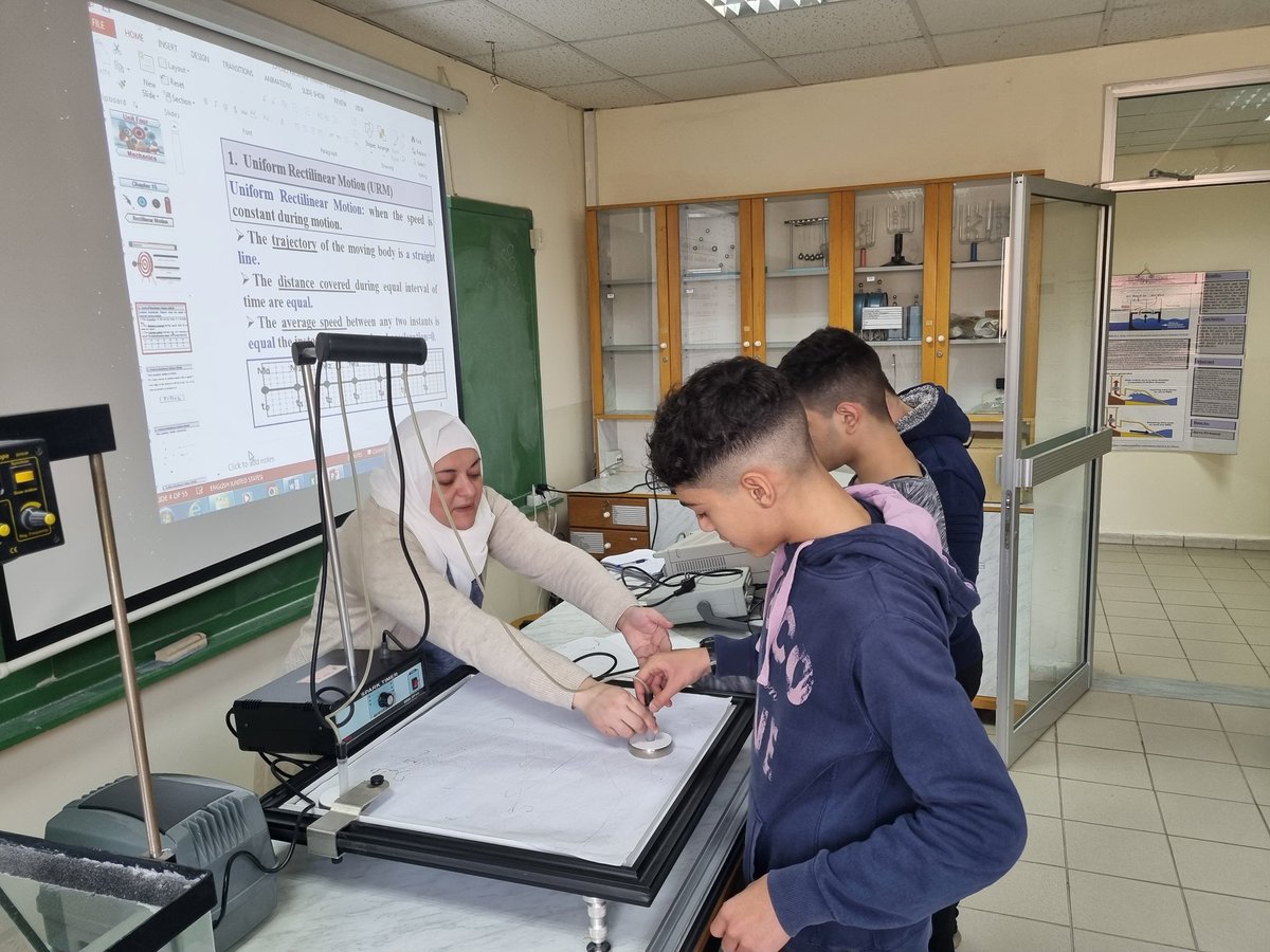 TahaniDandashli's tweet photo. Grade 10 students are studying the motion forms: rectilinear , accelerated and deccelerated using the air table in the physics lab.
#lab_work
@woroodsabayon
@MakassedSaida https://t.co/aMaGHfYlNq