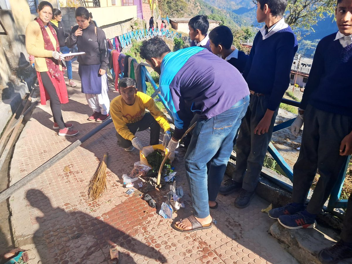 अंतर्राष्ट्रीय स्वयंसेवक दिवस के शुभ अवसर पर नेहरू युवा केंद्र चमोली के स्वयंसेवकों द्वारा सरस्वती विद्या मंदिर के छात्रों के साथ  धारे की सफाई की गई 
@Nyksindia 
@NyksUttarakhand 
@YASMinistry 
@internationalvolunteer
@ianuragthakur 
@AmritMahotsav  @ssjoshi4 @UMESHSAHNIDOON