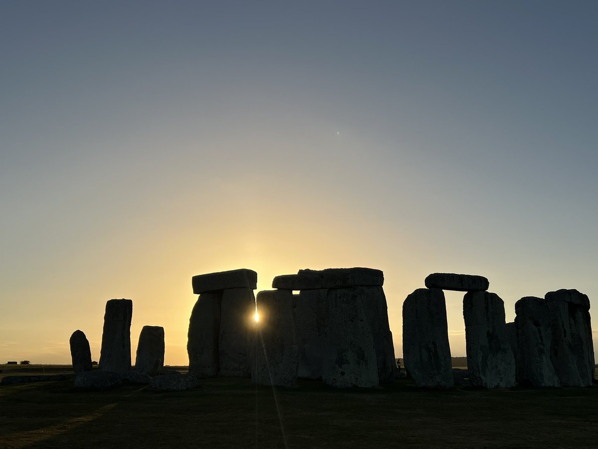 ST0NEHENGE's tweet photo. Sunrise at Stonehenge today (5th December) was at 7.53am, sunset is at 4.01pm 🌥 https://t.co/JKiuaztlsK