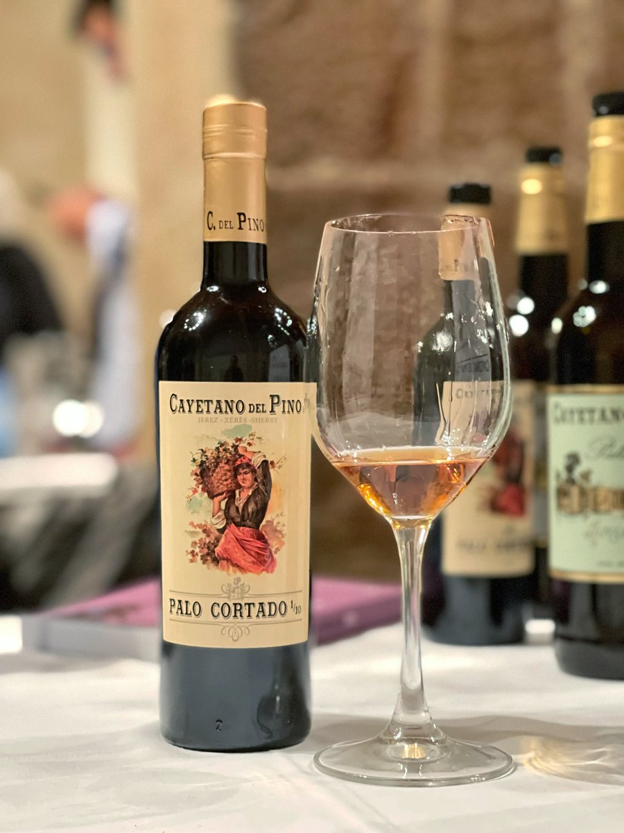 🍷 PALO CORTADO 1/10
👇🏻
Magnífico VOS de la bodega Cayetano del Pino que resulta de una selección de 10 botas hechas por la misma familia Cayetano del Pino hace 20 años y cuya envejecimiento supera los 30 años 🔝

#SherryWinesBCN
#CayetanodelPino #PaloCortadoVOS