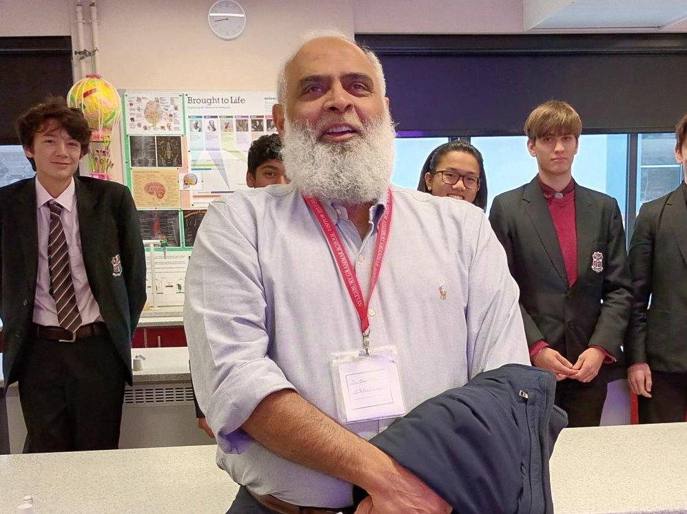 OldAYLESBURIANS's tweet photo. Thank you to Omer Lodi (@AGSFounded1598 parent), Consultant Anaesthetist &amp; on panel for Birmingham Uni admissions. Omer shared his invaluable knowledge with @AGSMedSoc incl. choosing med school, seeking out a mentor, gaining clinical skills, positivity, &amp; playing to strengths. https://t.co/DtluJ8Spoq