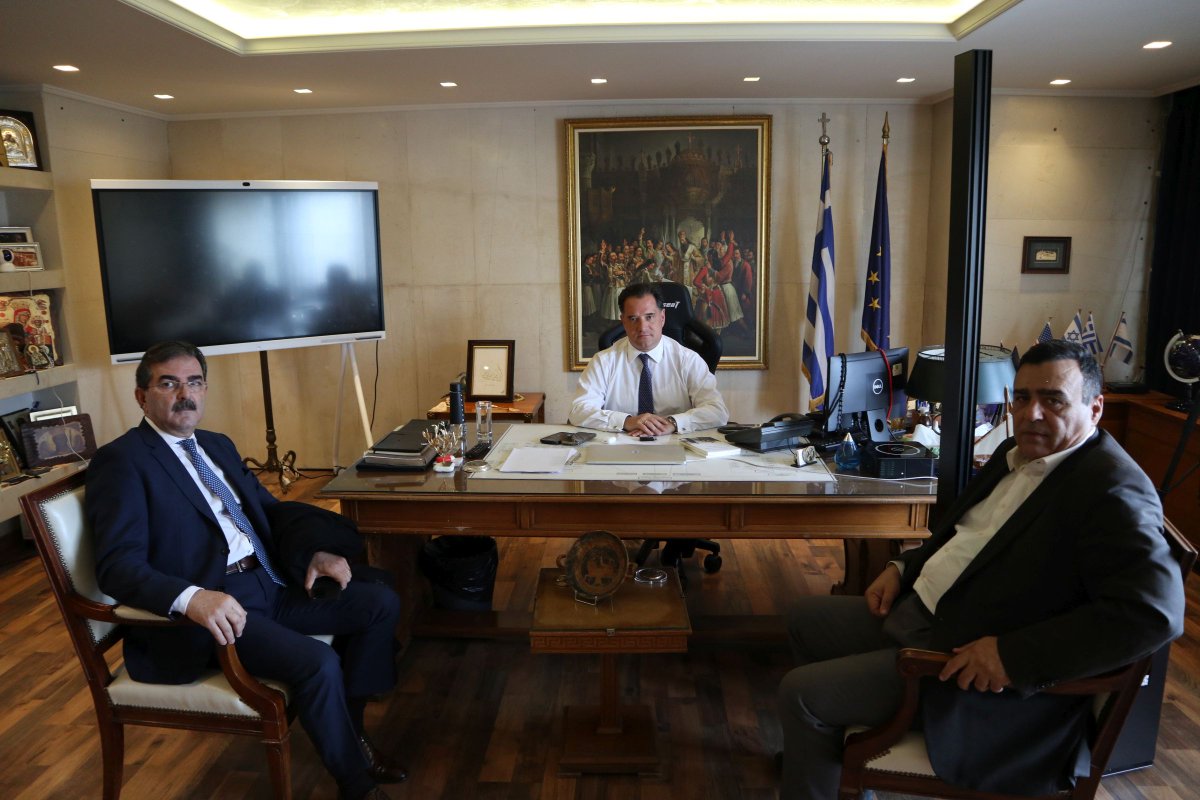 MinDevGR's tweet photo. Ο Υπουργός Ανάπτυξης και Επενδύσεων @AdonisGeorgiadi συναντήθηκε με τα μέλη του ΔΣ του @eeathens_social , κ. κ. Γιώργο Φουφόπουλο και Γιώργο Γκόντζο, με τους οποίους συζήτησε επιμελητηριακά θέματα https://t.co/dUoKK4Bjq4