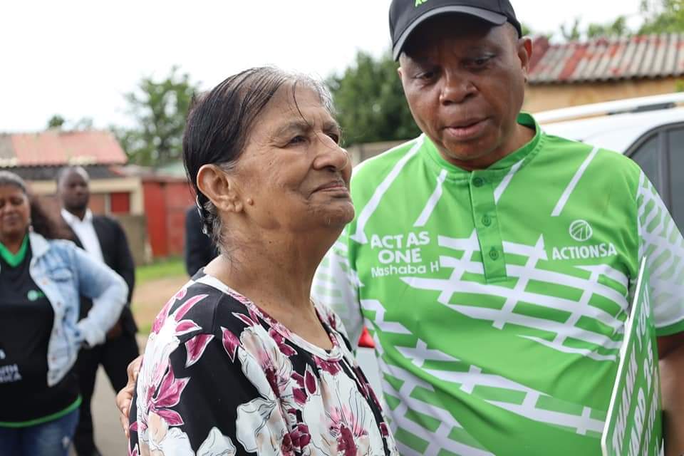 Action4SA's tweet photo. President @HermanMashaba is at Smartiesville Newcastle with ward councillor Shandy Singh, to thank Community members for voting ActionSA in the 2021 Local Government Elections!
Newcastle is ready for a party that puts words into Action!
#ReadyForAction
#LetsFixNewcastle https://t.co/KprgvsOguD