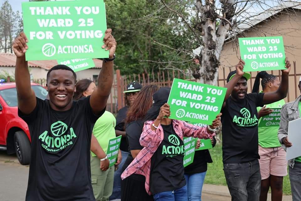Action4SA's tweet photo. President @HermanMashaba is at Smartiesville Newcastle with ward councillor Shandy Singh, to thank Community members for voting ActionSA in the 2021 Local Government Elections!
Newcastle is ready for a party that puts words into Action!
#ReadyForAction
#LetsFixNewcastle https://t.co/KprgvsOguD