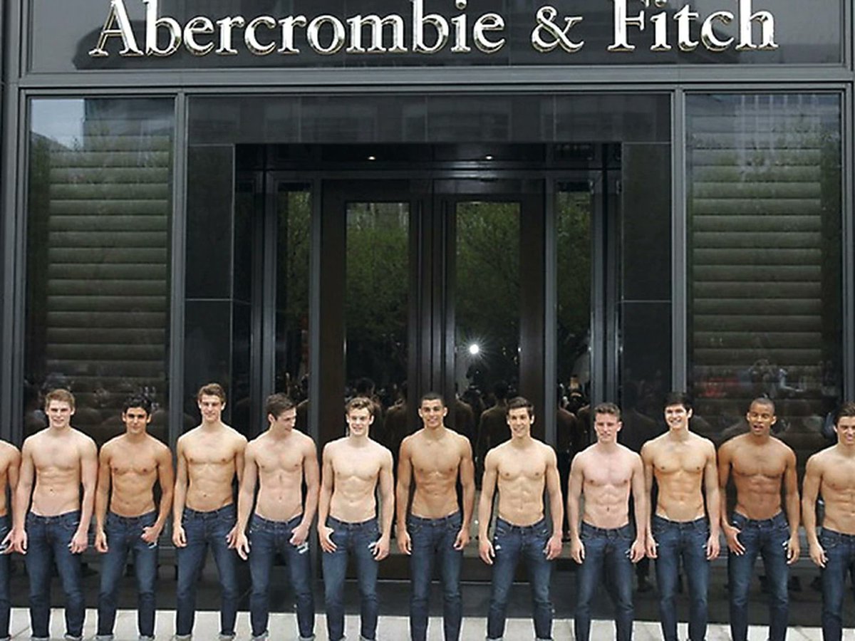 MaxDucarteron's tweet photo. Voici les 4 Techniques de Persuasion qu’a utilisé la marque Abercrombie&amp;Fitch dans les années 2000 pour forcer les jeunes de 14-25 ans à entrer dans ses boutiques.

(Thread Branding 🧵) https://t.co/1jeSb5SZQ8