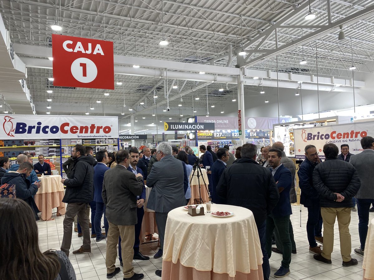 Inauguramos nuestro BricoCentro número 21, el undécimo del Grupo Leal. Como señalaba su Presidente, Don Luis Leal, el éxito de este nuevo centro depende del trabajo, del esfuerzo, del coraje, de la ilusión, de la innovación y de que, cada día, se hagan las cosas un poquito mejor.