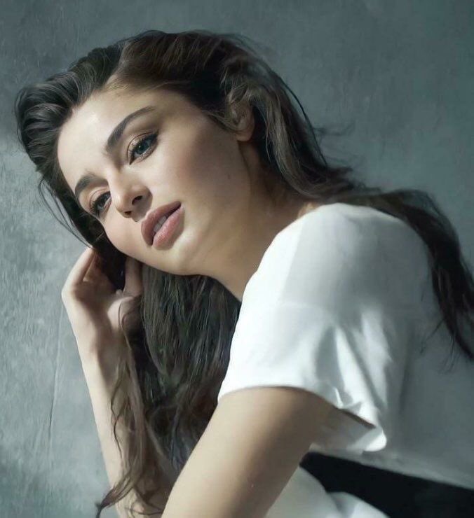 مابعرف أكره حدا كان في يوم عزيز و غالي عليي..
 بس بقدر أقنع قلبي انه لازم ينشال منه و ينحط بخانة الناس العاديه اللي وجودهم متل عدمهم  ...

اوقاتكم حلوة 🤍