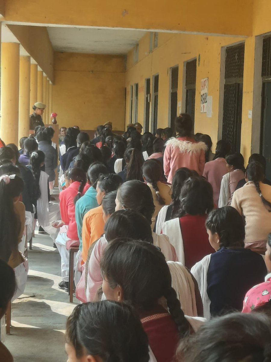 moth_police's tweet photo. कन्या इंटर कॉलेज  मोठ झांसी में छात्राओं को महिला एवं बच्चों के प्रति अपराधों व हेल्पलाइन नं0- 1090, 1076, 112, 1098, 1930, WCSO, UPCOP के बारे में जानकारी देते हुए प्रभारी निरीक्षक मोंठ, म0का0 अनुष्का व  म0का0 अखिलेश प्रभाकर  @jhansipolice @sspjhansi @ComothJhansi https://t.co/t1HZV4YN9Y