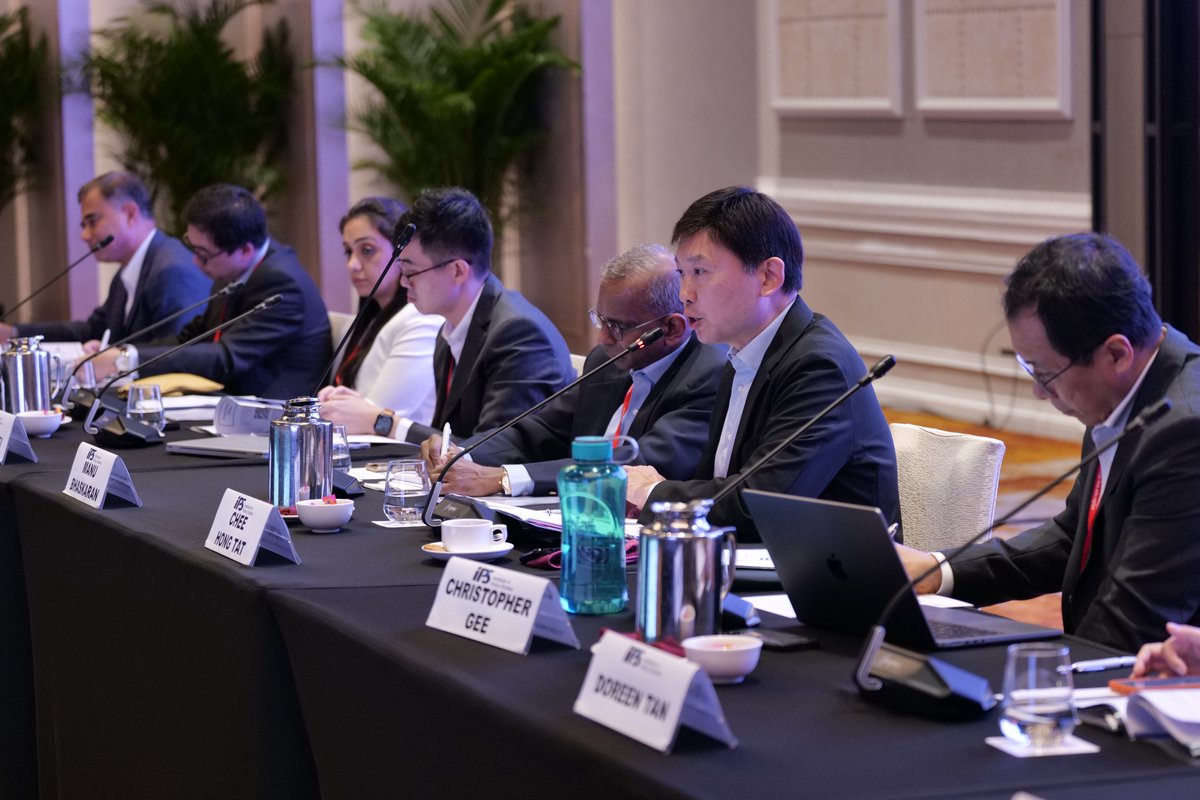 IPS_sg's tweet image. The 37th Singapore Economic Roundtable took place earlier today. Held biannually, the Roundtable serves as a meeting of private sector economists, business leaders and policymakers to discuss and debate major macroeconomic policy issues facing the domestic economy. (1/5)