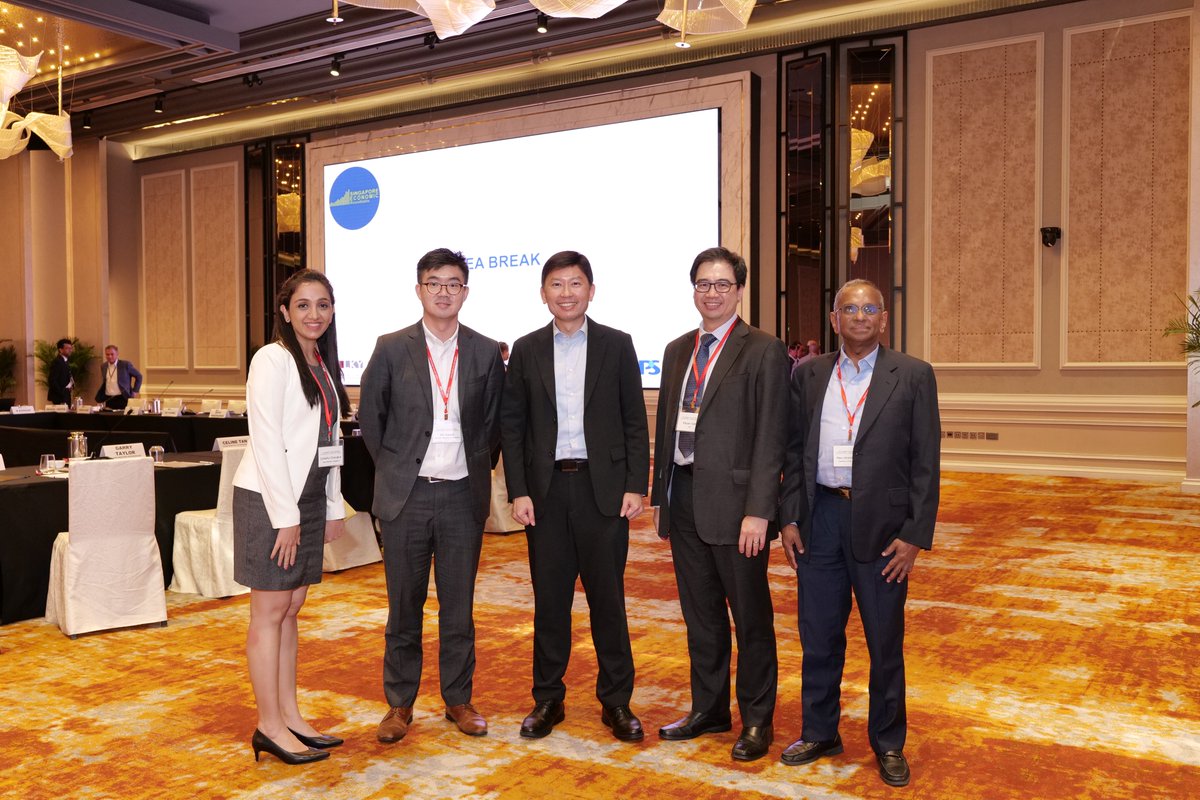 IPS_sg's tweet image. The 37th Singapore Economic Roundtable took place earlier today. Held biannually, the Roundtable serves as a meeting of private sector economists, business leaders and policymakers to discuss and debate major macroeconomic policy issues facing the domestic economy. (1/5)