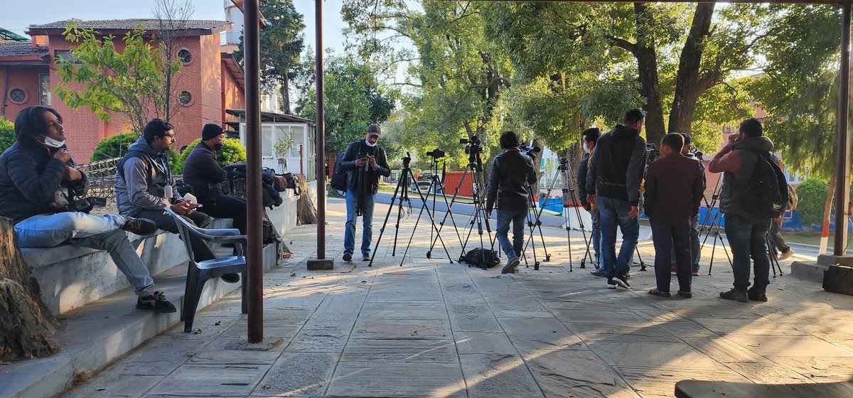 बालुवाटारमा पत्रकारकालाई गर्ने व्यबहार कहिल्यै बदलिएन! सधैं चिसो भुइँ ! सधैं अपमान ! कम्तीमा सूचनाको पहुँचमा पत्रकार पुगोस्  भन्ने त चाहना हो!