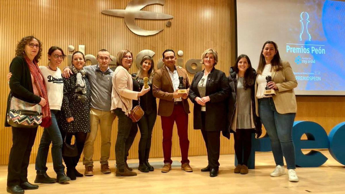 HSJD_Zaragoza's tweet photo. En la XV Edición de los #PremiosPeón, el @GrupoReyArdid entregó el ♟Premio Peón Impulsor a los Equipos de Soporte y Atención Domiciliaria (ESAD) de Cuidados Paliativos. De ellos, seis pertenecen al @HSJD_Zaragoza 🏥💪🏼 https://t.co/VDkltfBDvv