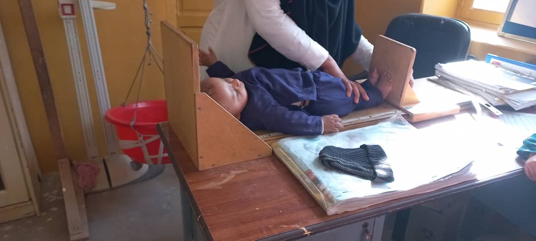 Hntpo_AFG's tweet photo. By providing health education, timely checkup and measuring the height and weight of children, @HealthNet_TPO with @UNICEF is overcoming the problems of malnutrition-suffered children across various clinics of Laghman province. 
#health #malnutrition https://t.co/tBnAqeSw5W