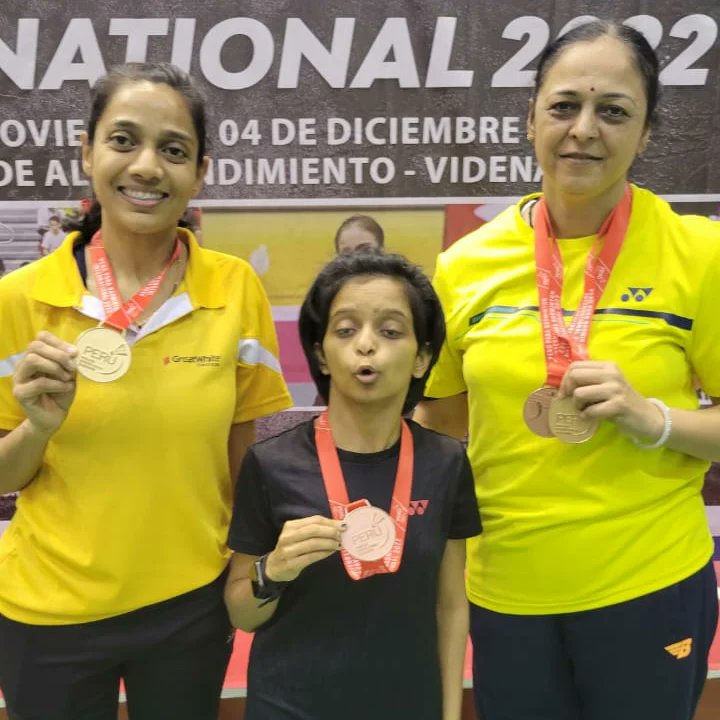ParulBadminton's tweet photo. Proud to win a gold medal in Womens Doubles 🥇 and a bronze medal in Womens Singles 🥉 Couldnt have asked for a better tournament. Team India - upwards and onwards 🇮🇳🙌
#peru2022 #TeamIndia https://t.co/sQ3RzkEOSK
