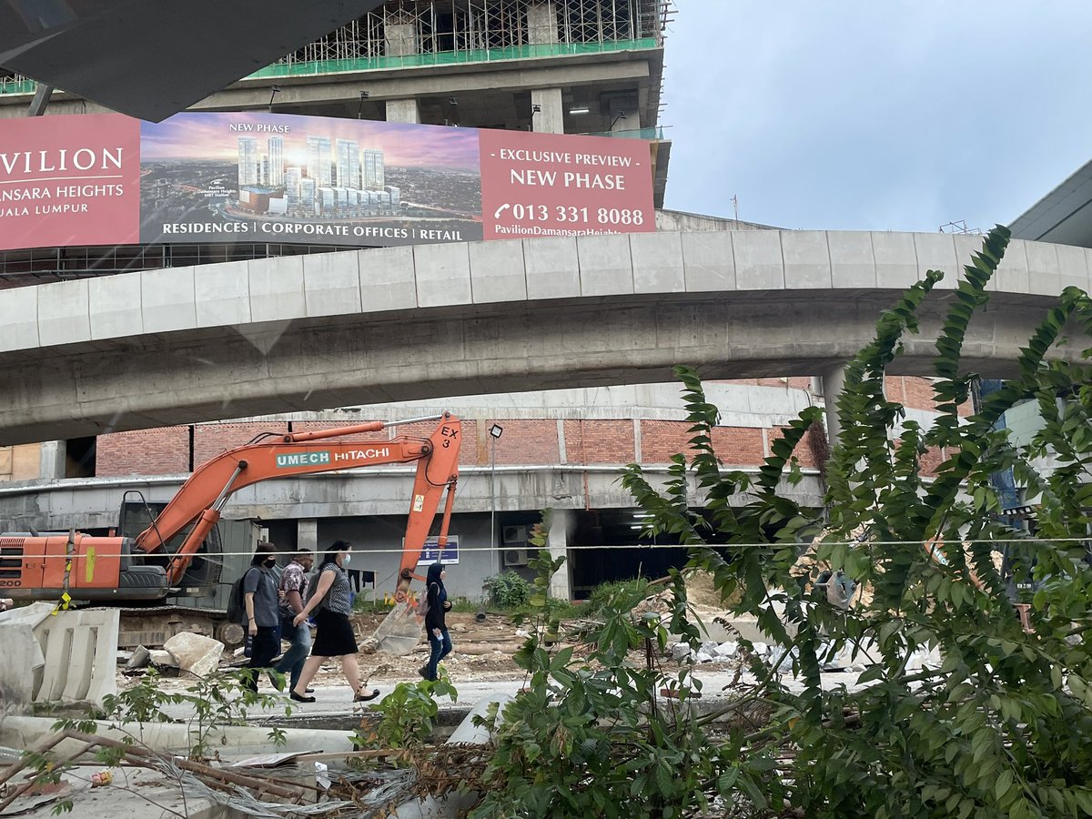 farapening's tweet photo. People have to take this way to get to MRT Pavillion Bukit Damansara Station. Even if its temporary but cmon la, bahaya kot!
Dah la bau busuk sbb longkang/saliran.🤦🏻‍♀️🤦🏻‍♀️🤦🏻‍♀️ https://t.co/mwoutcSSTf