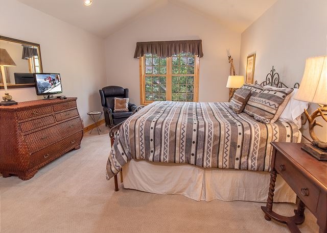 OwnerDirect's tweet photo. 🌲 Plan a family or friend reunion at this luxury 5 bedroom, 5.5 bathroom townhome with private hot tub in Breckenridge, Colorado. Gorgeous wooded setting with room for everyone.🦉 https://t.co/Pz8jtIdI1E

#FamilyVacation #VacationRentals #BreckenridgeColorado #OwnerDirect https://t.co/AhVmSfqph5