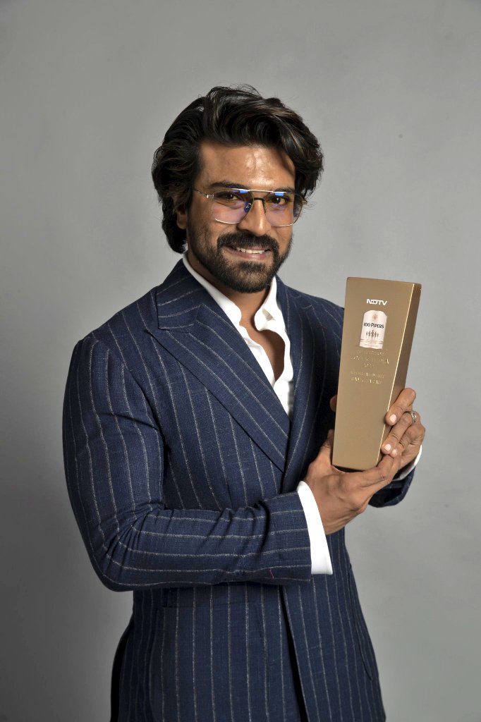 MadhuCharan2731's tweet image. RamCharan #TrueLegend @AlwaysRamCharan poses with the award😍🥰

#FutureOfYoungIndiaRC
#RamCharan