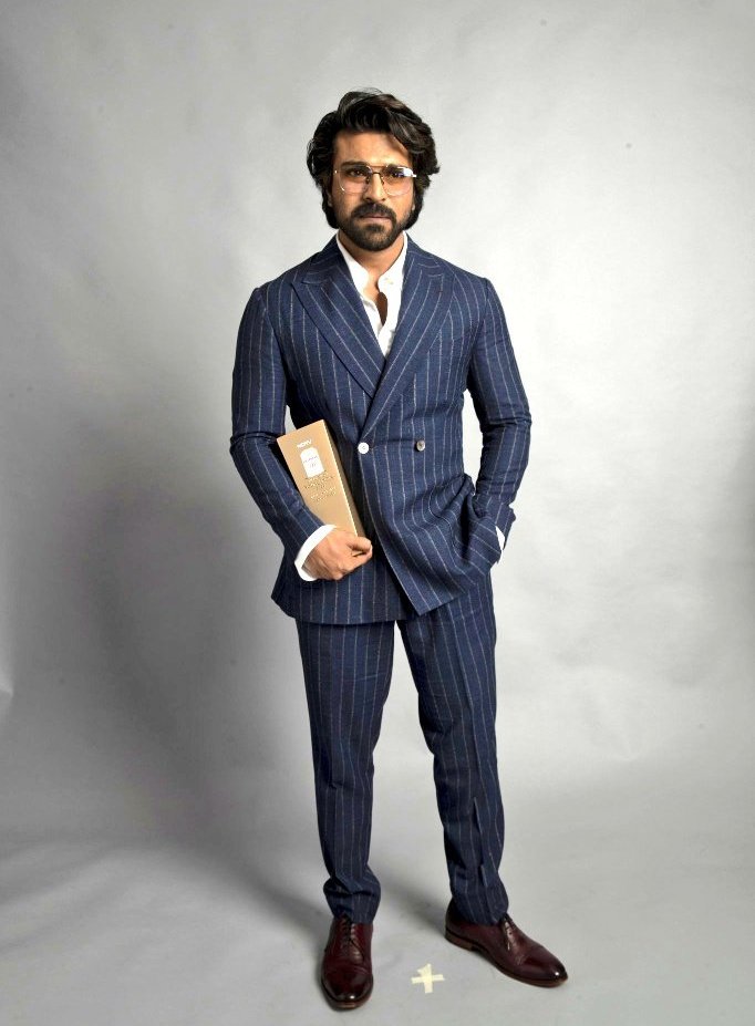MadhuCharan2731's tweet image. RamCharan #TrueLegend @AlwaysRamCharan poses with the award😍🥰

#FutureOfYoungIndiaRC
#RamCharan