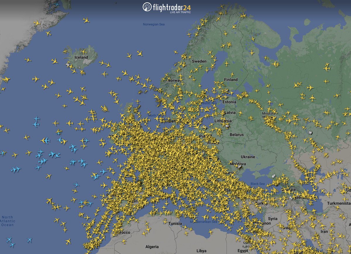 flightradar24's tweet photo. A busy morning over Europe as we start the week. This image shows 44% of the total aircraft we’re tracking right now. 

📡 https://t.co/84FqH5Fi9H https://t.co/8y8LhL0ZjQ