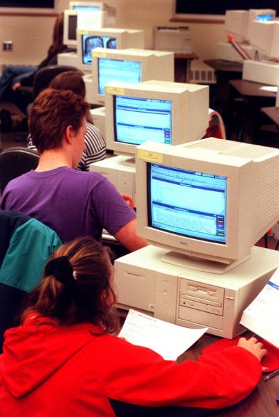 KSASociety's tweet photo. دراسة لجامعة Louisville:

جيل الثمانينات.. عاش طفولة محافظة جدًا وفجأة دخل عصر التقنية والتكنولوجيا.. لايعيش كآبة الأجيال السابقة ولا سعادة الأجيال الجديدة أو ثقتهم الغير مبررة https://t.co/lDUEyyfHev