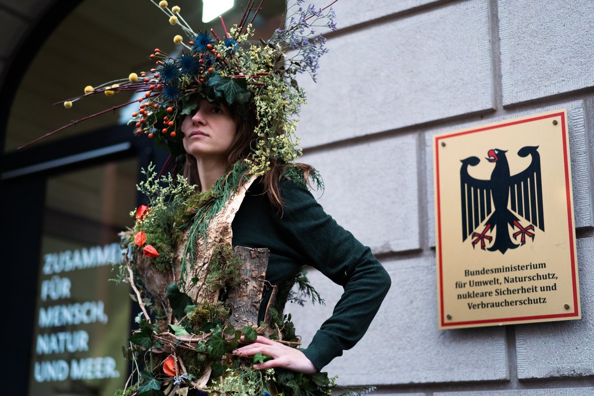 AnnemarieBotzki's tweet photo. Artenvielfalt für das Überleben! Eine noch viel größere Krise als die Klimakrise schreitet voran &amp; die Welt schaut weg. Es braucht einen entschlossenen Plan das dramatische Artensterben aufzuhalten- deswegen haben wir @XRBerlin vor dem @BMUV demonstriert #Cop15 https://t.co/sXWxl3W5dY