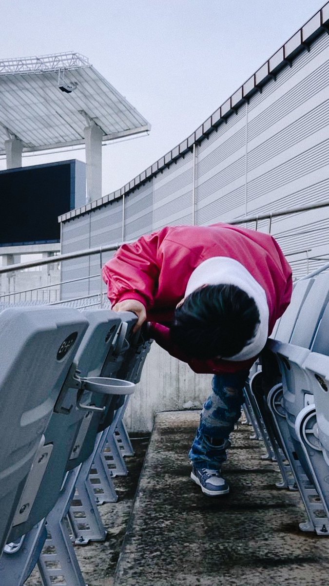 byparkjihoon's tweet photo. Jihoon wallpapers but you can't see his face. 

- thread https://t.co/QJgUC2vtoH