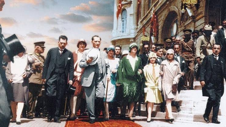 "Bir toplum, bir millet erkek ve kadın denilen iki cins insandan meydana gelir. Mümkün müdür ki, bir toplumun yarısı topraklara zincirlerle bağlı kaldıkça, diğer kısmı göklere yükselebilsin!" M.Kemal Atatürk
#KadınHaklarıGünü kutlu olsun!