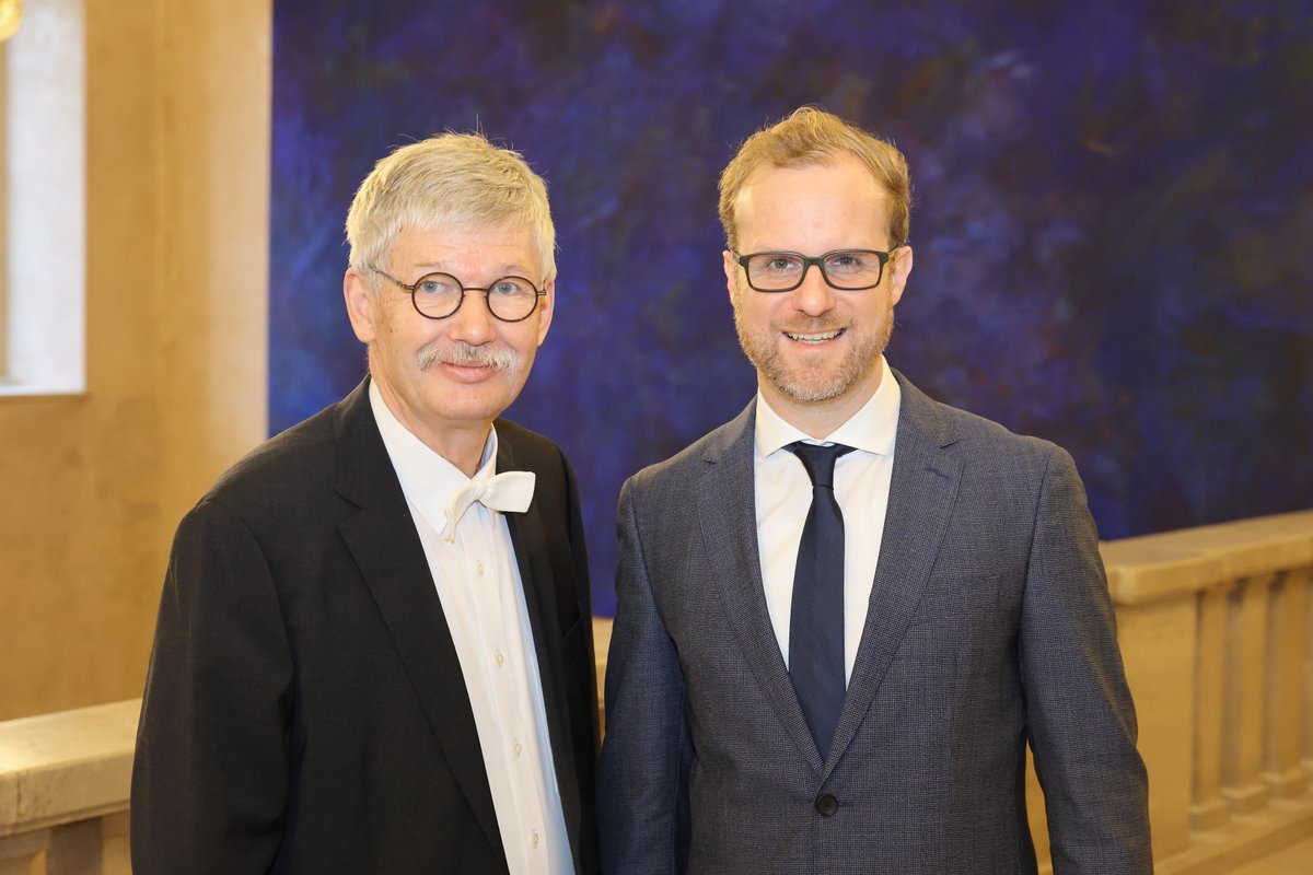 Congratulations to #Caramba_project Coordinator Michael Hudecek (@Uniklinikum_Wue) who was awarded with the  Schelling-Preis by @badw_muenchen for his #excellent work on #CART cells. 👏
@ARTTIC_Inno @i_yakoub_agha @H_Einsele @Myeloma_Patient https://t.co/n7k2UhlXNb