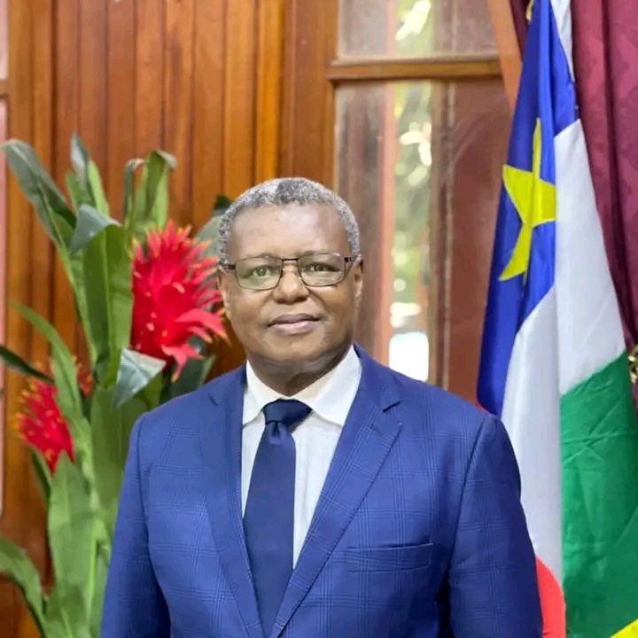 Coup dur pour les malades du VIH SIDA, Tuberculose et Paludisme en RCA. L'entrepôt des médicaments situé dans l'enceinte du ministère de la santé est parti en fumée dans la nuit du vendredi à samedi. Une lourde perte de médicaments estimés à plus de 4 milliards de FCFA. @FmGuira