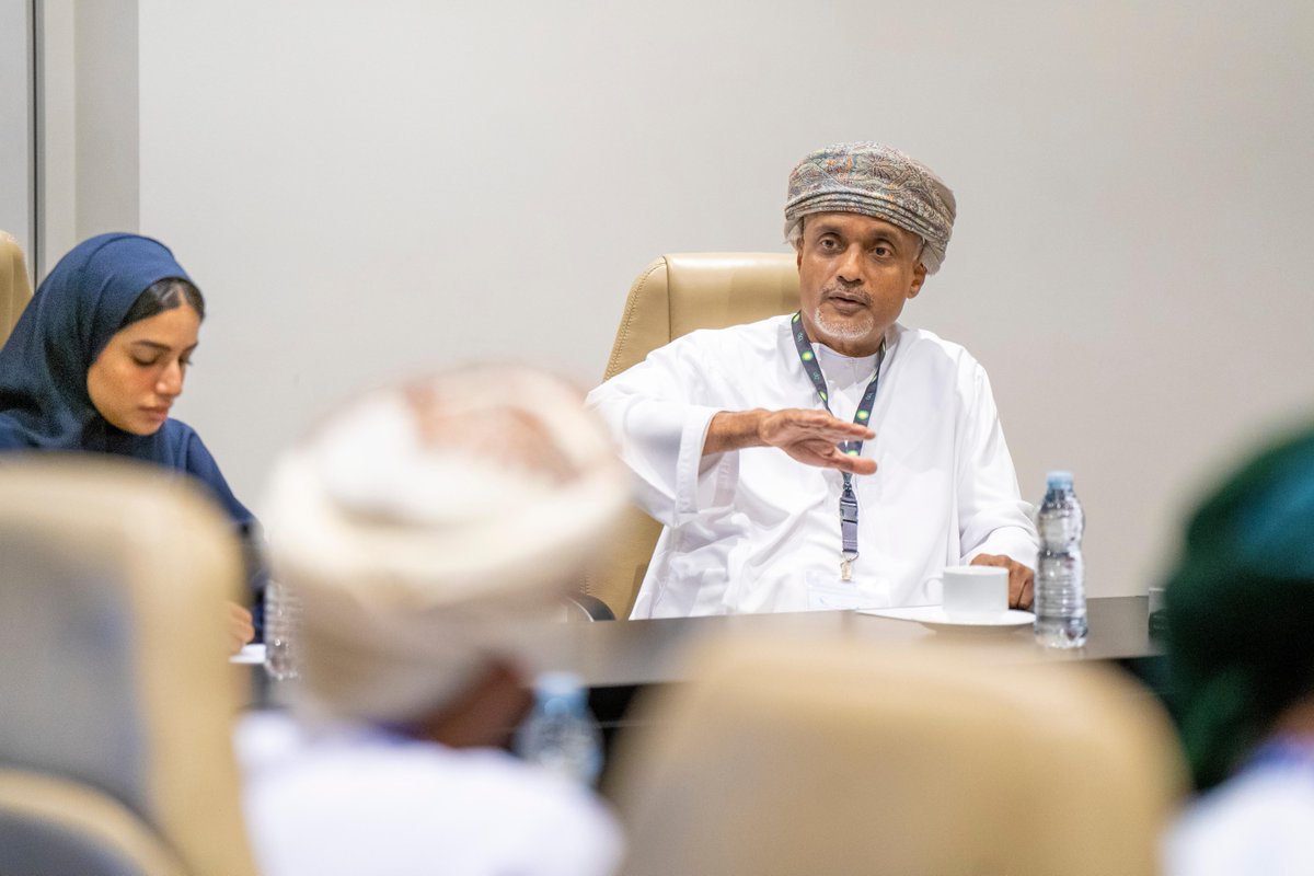 bp_Oman's tweet photo. We're pleased to sponsor students from @SQU_Info and @GUtech_Oman to attend @ghs_oman. The students met with Yousuf Al Ojaili, bp Oman president, and Kamal Abi-Salloum, VP Hydrogen MENA to discuss the future of green hydrogen in Oman https://t.co/r9tL1FwDp5