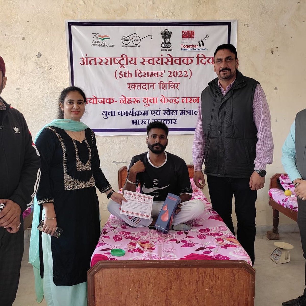 On the occasion of #InternationalVolunteerDay, @YuvaTarn organized a blood donation camp in which volunteers and club members participated.

#IVD2022 #Blood4Life #VolunteersDay #NYKSVolunteers