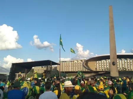 As Forças Armadas do Brasil nunca faltaram à Nação e não precisam de aviso, pedido ou clamor popular para cumprir  o seu juramento. Quem nelas confia nada teme, apenas se dispõe a lutar.