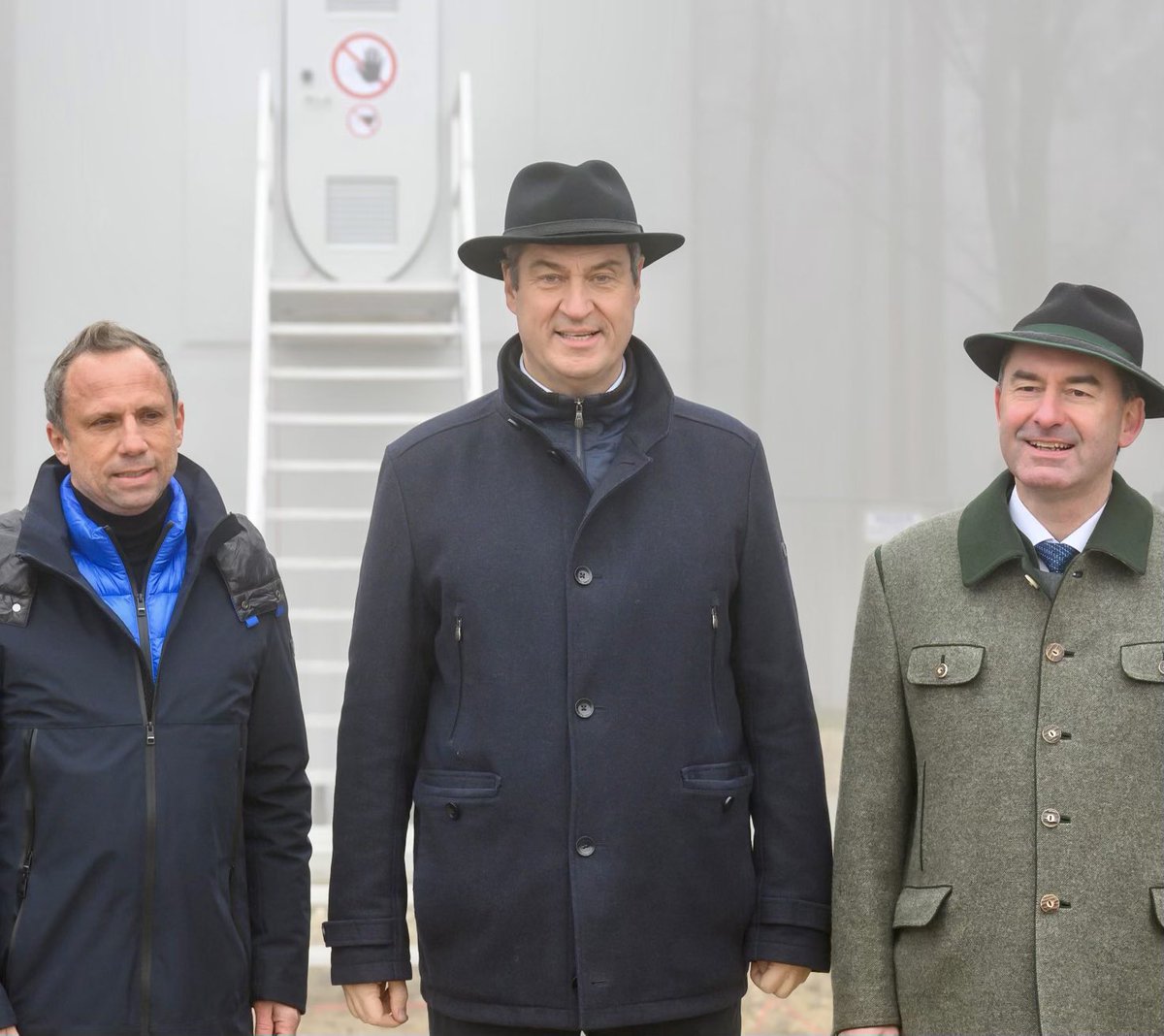 Markus_Soeder's tweet image. Rückenwind für #Windkraft in Bayern: Inbetriebnahme einer Windkraftanlage in #Niederbayern. Wir bauen alle Arten von Heimatenergien massiv aus. Beim Zubau und der Dynamik Erneuerbarer Energien liegt Bayern auf Platz 1.