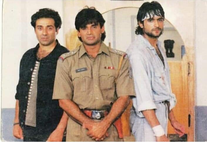 Celebrating of #25YearsOfQahar 

5 Dec 1997 Released .. 
Budget- 4cr .. Box Office .. India 6.10cr, WW 1061cr ...Verdict .. Semi Hit.

@SunielVShetty Sir @iamsunnydeol Sir and @armaankohli Sir ..