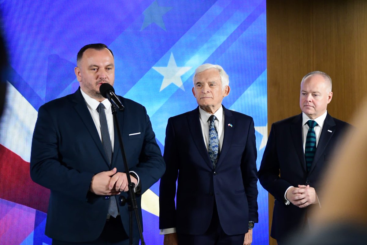 Wiceprzewodniczący KE @TimmermansEU przywiózł bardzo dobrą informację dla #Śląskie KE @RegioPoland <a href="/EUinPL/">Komisja Europejska</a> zatwierdziła program regionalny Fundusze Europejskie dla Śląskiego 2021-2027. Ponad 5 mld euro trafi do regionu, w tym 2,2 mld euro na plan sprawiedliwej transformacji🇵🇱💪🇪🇺