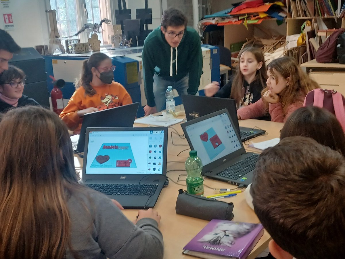 Come ogni lunedì il fablab si riempie di ragazzi pronti a imparare! Oggi gli studenti dell'IC Tullio De Mauro a alla #PalestraInnovazione #SmartEHeartRome <a href="/fmdigitale/">Fond. Mondo Digitale</a> <a href="/FmdGiovanna/">Gc</a>