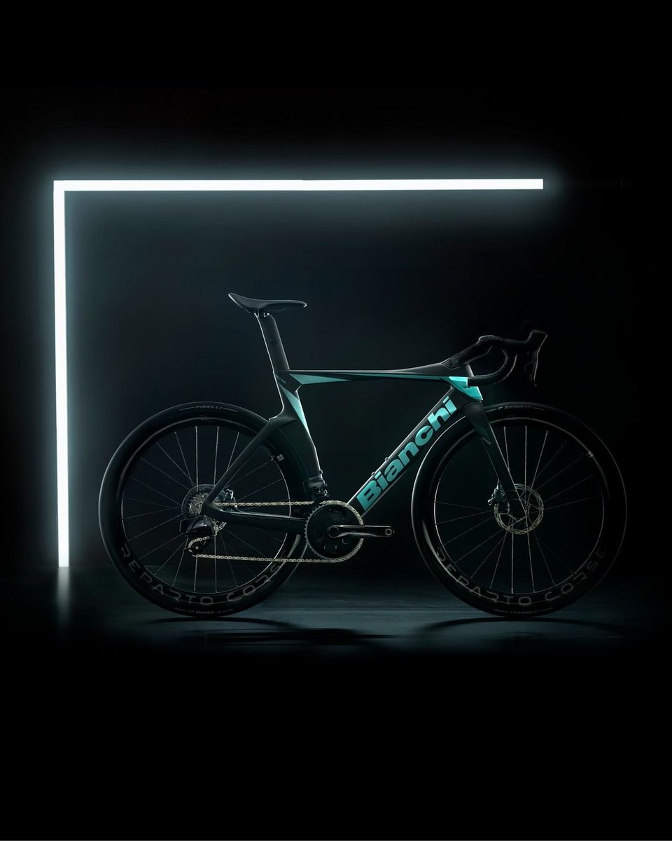 BianchiJAPAN's tweet photo. OLTRE PROはエアディフレクター搭載、RCと同じフレーム形状とコクピットを装備。振動キャンセリングシステムでより快適な乗り心地

レパルトコルサコンポーネント：RC50 SBPTech カーボンホイール、RC139 Carbonサドル

#OltrePRO #BianchiOltre #Oltre #Aerovolution #ビアンキ #Bianchi #RideBianchi https://t.co/PxBkBHwdFQ