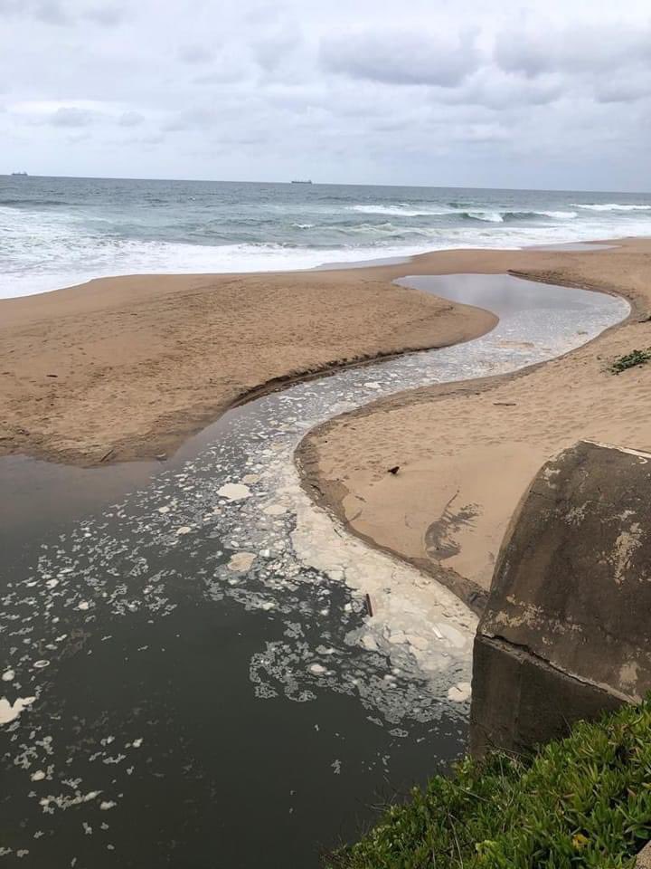 HyggeQueen1's tweet photo. Bronze  beach in Umhlanga - ripe and rotten with raw sewage - just in time for the holidays 🤢🤮🤢🤮🤢🤮 so gross https://t.co/Im5Q2ScGok