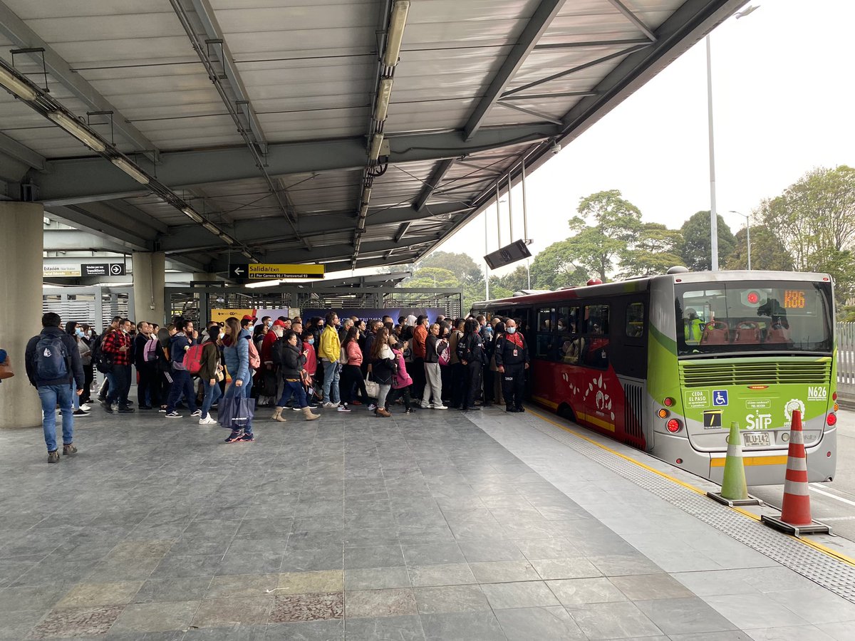 LuisFerDBayona's tweet image. Y así es la fila A LAS 7:10 AM de los que esperan desde el Portal el Dorado para ir a las paradas siguientes y al aeropuerto!! Son un puto asco @TransMilenio porque es inaudito lo que hacen con los usuarios de una ruta AL AEROPUERTO!! #K86
