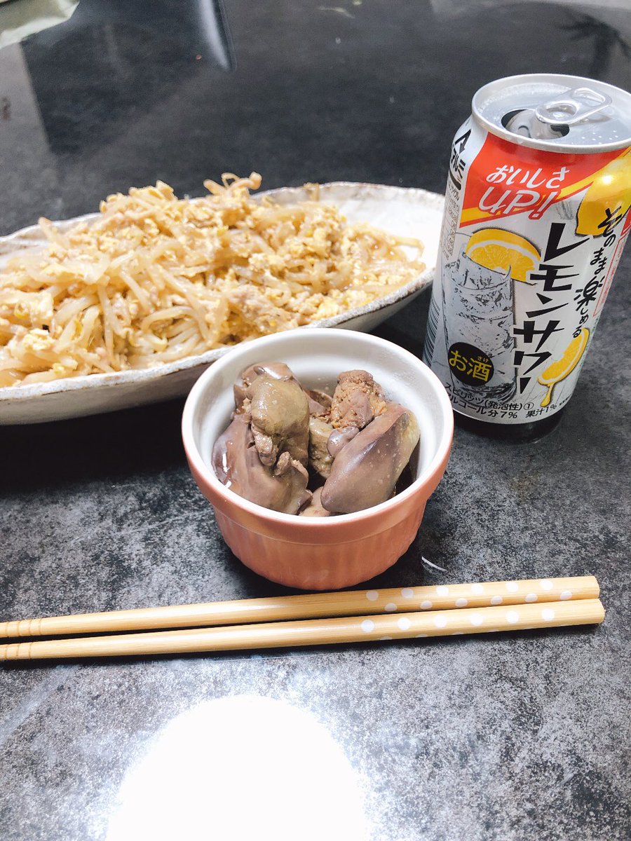 syotah5's tweet photo. さてさてやっていきますか‼️

作ってもらったもらし炒めとレバー😋
どちらも大好物だす😋✨

皆様も良い晩酌を♪
#宅飲み
#晩酌
＃もやし炒め https://t.co/8kXvGDEmUt