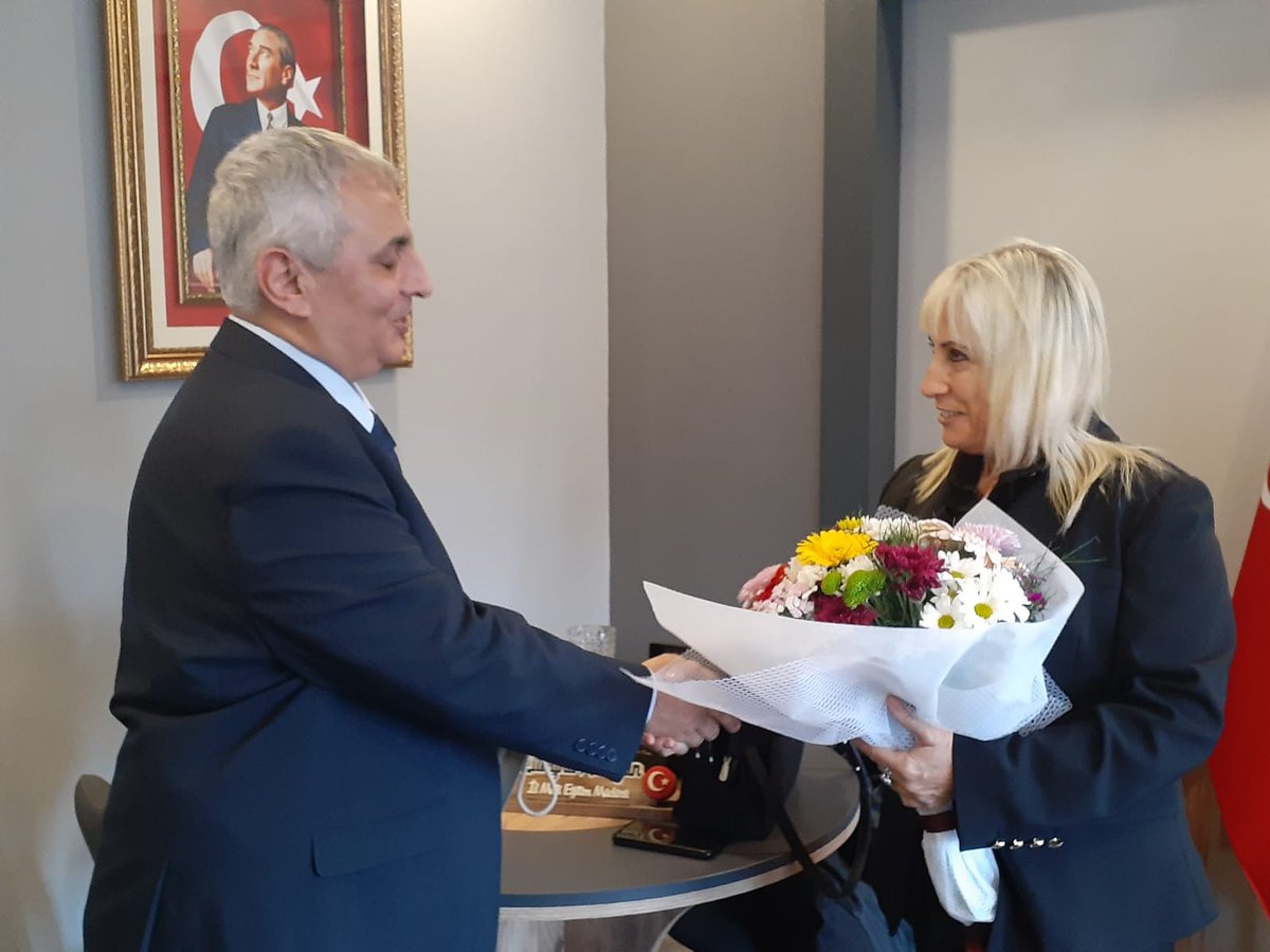 ZonguldakMEM's tweet photo. İl Milli Eğitim Müdürümüz Züleyha ALDOĞAN, "Yılın Öğretmeni" seçilerek Zonguldak'ı Ankara'da temsil eden öğretmenimiz Tolunay DEMİRCİ'ye plaket takdiminde bulunarak başarılarının daim olmasını diledi. Kendilerine teşekkür ederiz. 
@tcmeb @zuleyhaaldogan https://t.co/WN4ogn1nTN