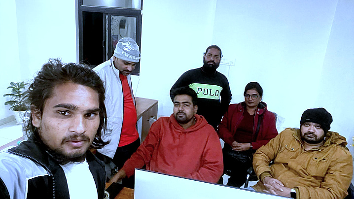rajendramson's tweet photo. A selfie with Kalakand team and crew members! 
Who's doing amazing efforts and hard work...
Thank you so much everyone from the bottom of my heart ❤ #theramson #webseries #kalakand #Kalakandteam #rajendramson https://t.co/1MOoRUxUu8