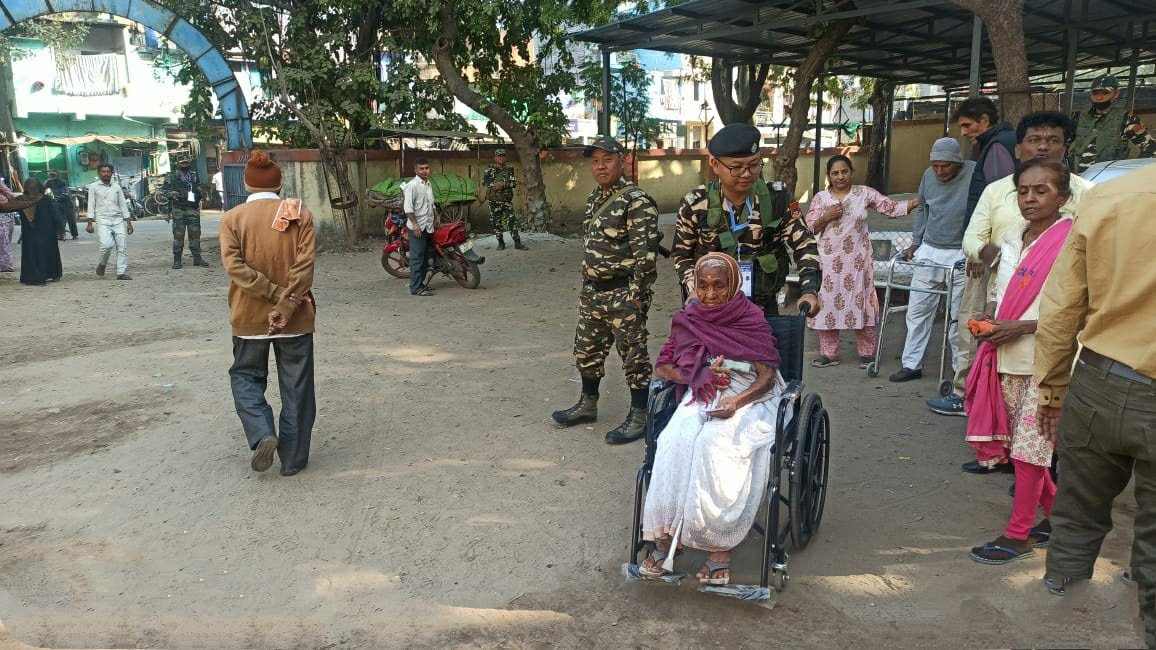 #UpholdingDemocracy #EveryVoteMatters
Today, our #MizoramPolice SAP personnel on duty at polling centres and walking extra mile to assist senior citzens and women in casting their votes, during 2nd phase of polling in #GujaratElections.