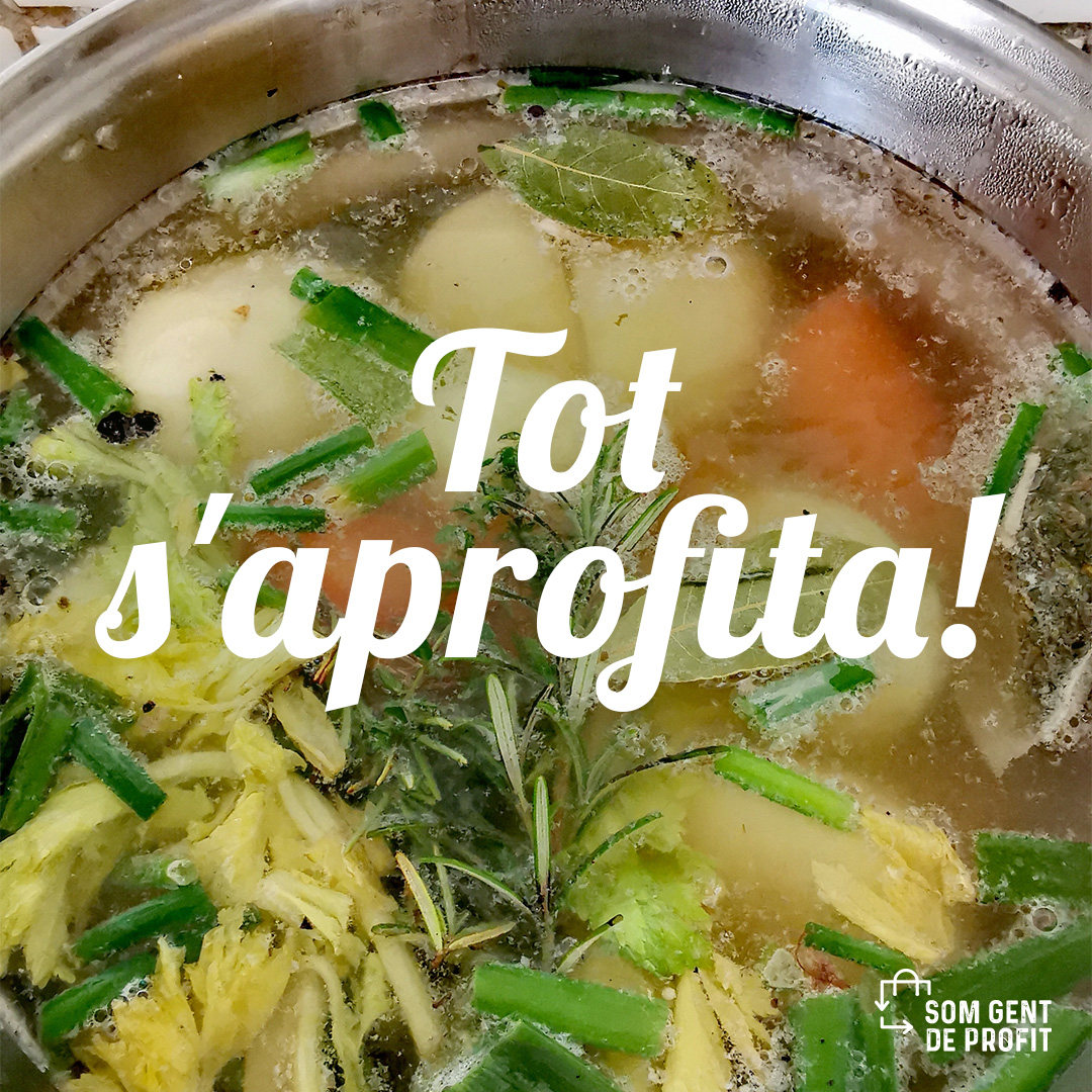 Sabies que les parts dures de la verdura, les peles netes o els troncs es poden congelar i utilitzar més endavant per fer brous o cremes? 🥔🥕🥬  Sí, ho has llegit bé! Les restes de la verdura les podem reaprofitar. D'aquesta manera cuinem aprofitant al màxim els #aliments. 🙌