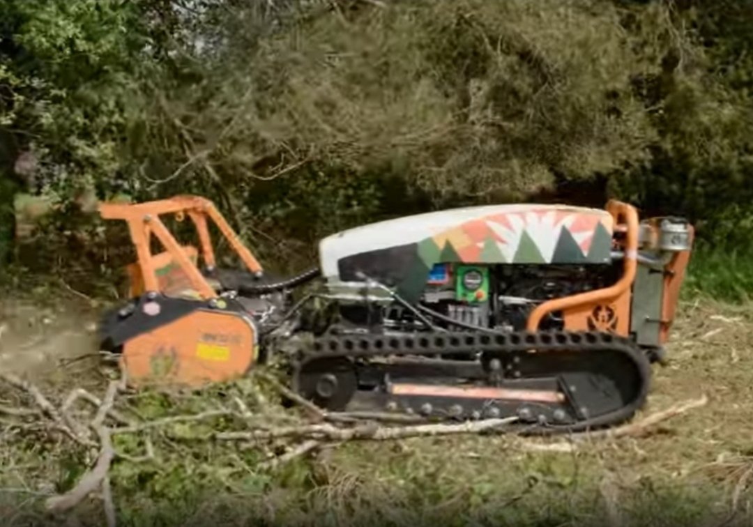 LoganTurf's tweet image. 🚨NEW SERVICE ALERT🚨

Logan Bruce can now offer remote controlled stump grinding and brush clearing, long grass, brush or bankings = no problem, get in touch for more information 👍