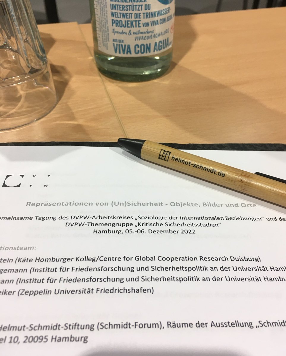 holger_niemann's tweet photo. Gleich geht es los: erste gemeinsame Tagung von AK Soziologie der IB und TG Kritische Sicherheitsstudien @dvpw zur Repräsentation von (Un)Sicherheit. Fantastisches Programm und zur Abwechslung in den Räumen der Helmut-Schmidt Ausstellung @BKHS_Stiftung. 😊 https://t.co/Kd7ztdepxr