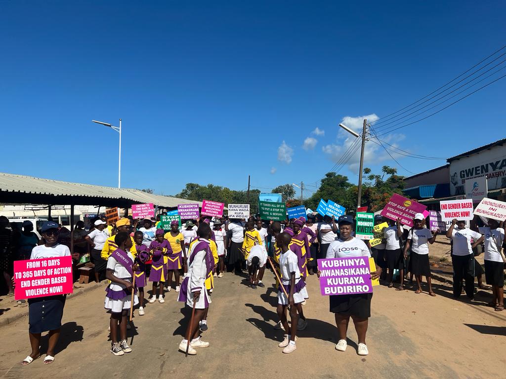 MUSASAZIM's tweet photo. CHIREDZI #16DaysOfActivism Transforming the town towards a violence free society.Children,Men,Women, Youths all marched in solidarity to end GBV #Safecommunities #Ecorys @UKinZimbabwe #Toose semhuri tinemukana wekupedza Mhirizhonga!Say no to GBV.Toose ngatiitei pedu @PlanZimbabwe https://t.co/va2O0B0hbs