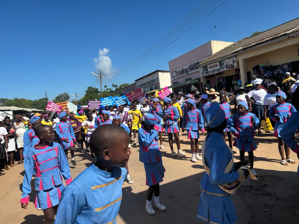 MUSASAZIM's tweet photo. CHIREDZI #16DaysOfActivism Transforming the town towards a violence free society.Children,Men,Women, Youths all marched in solidarity to end GBV #Safecommunities #Ecorys @UKinZimbabwe #Toose semhuri tinemukana wekupedza Mhirizhonga!Say no to GBV.Toose ngatiitei pedu @PlanZimbabwe https://t.co/va2O0B0hbs